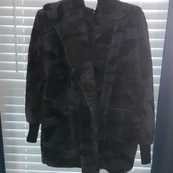 HEM & THREAD CAMO JACKET - Picture 1 of 3
